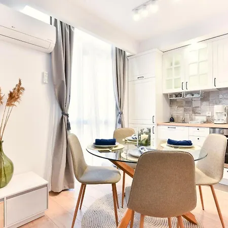 Lyana's One Bedroom Апартаменты *