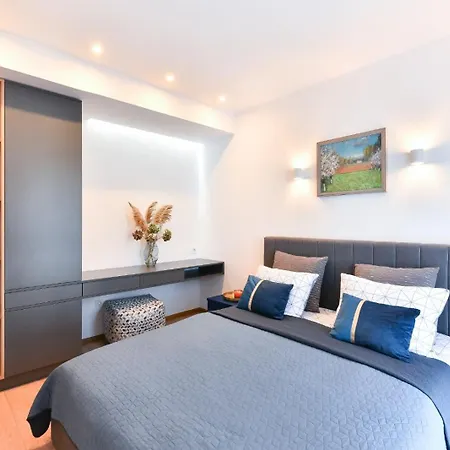 Lyana's One Bedroom Апартаменты *