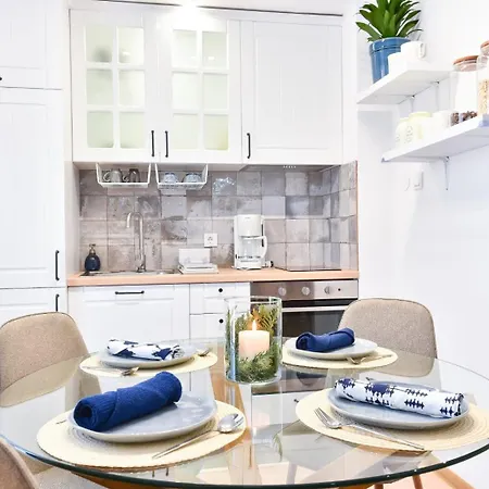 Lyana's One Bedroom Апартаменты *